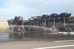 Autostrada Soarelui – trafic deviat. Cisternă cu kerosen, răsturnată