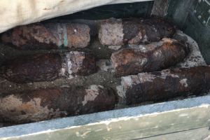 Pericol de explozie in localitatea Baia, judetul Tulcea. Mai multe elemente de munitie neeplodata gasite la groapa de gunoi (galerie foto)