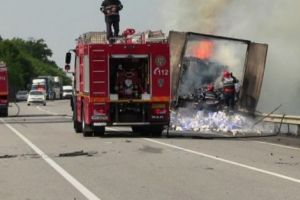 Autocamion în flăcări la Popeşti