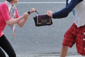 Două angajate ale Primăriei Oradea au fost agresate de un tâlhar în plin centrul oraşului!