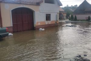 VIDEO FOTO Pompierii intervin în şase localităţi din judeţul Sibiu – Încă mai sunt case inundate