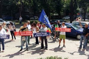 Protest restrans la Timisoara. Oamenii cer demisia Guvernului Dancila