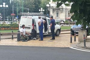 Glad şi muncitorii. Scurt dialog IMPOSIBIL de reprodus, în centrul Aradului