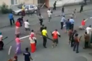 Ancheta se extinde în scandalul care a şocat România, între două clanuri de romi din Târgu Neamţ. Zeci de persoane au fost reţinute