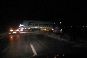 Accident la Maneciu. Un TIR a iesit in decor