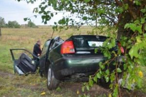 Tragedie lângă Buzău. Un autoturism a intrat frontal într-un copac. Șoferul a murit iar alţi trei pasageri sunt în stare critică la spital