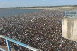 Zeci de tone de peturi, deşeuri şi material lemnos curăţate de viituri