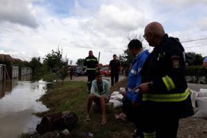 Raed Arafat i-a certat pe tinerii tigani „sinistrati” de la Babeni: ‘Aşteaptă ca totul să fie servit pe tavă’