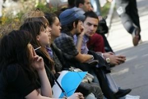 Viitor de aur ţara noastră… n-are!… TINERII FĂRĂ CĂPĂTÂI CARE NU FAC NIMIC!