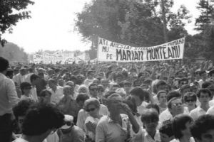 „Marşul cămăşilor albe” din iulie 1990. Evenimentul care a declanşat eliberarea studenţilor arestaţi la Mineriada din 13-15 iunie. POVESTEA UNEI FOTOGRAFII