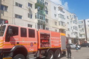Incendiu intr-un imobil din Constanta! Femeie, scoasa pe sus de pompieri si preluata de ambulanta