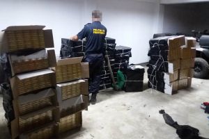 FOTO. Contrabandişti prinşi la Negreşti. Au introdus în ţară mii de pachete cu ţigări