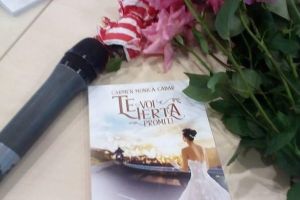 Eveniment cu cântec, dans, dar mai ales, cu multe emoţii! Carmina şi-a lansat cartea de DEBUT