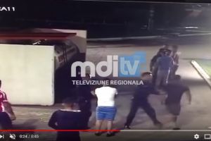 Imagini INCREDIBILE suprinse într-o benzinărie: Poliţiştii asistau neputincioşi la bataia dintre 7 barbati