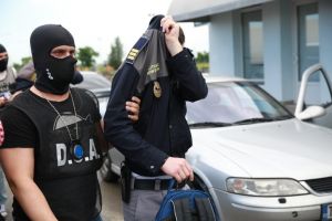 Ofiţeri DGA Harghita: percheziţii la funcţionari publici, în legătură cu obţinerea permisului de conducere