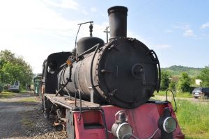 Trei bărbaţi, prinşi în timp ce furau piatră de la terasamentul Mocăniţei