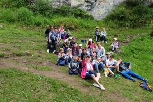 Ghidul turistic de la CNIPT Topliţa în colaborare cu ghidul de la CNIPT Borsec, într-o excursie de o zi alături de copii