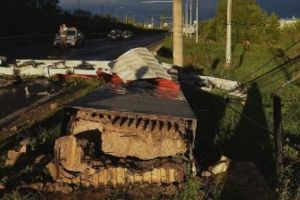 Opt suspecţi în dosarul studentului ucis la Timişoara în timpul furtunii de anul trecut. Poarta de intrare în oraş i-a strivit maşina