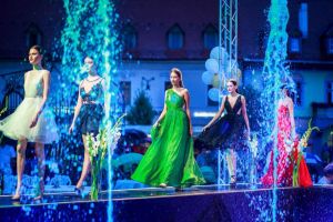 Designeri români de top îşi prezintă creaţiile în Piaţa Mare – Începe Sibiu Fashion Days