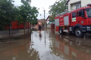 INUNDAȚII în localitatea Măgina. Pompierii din Aiud intervin pentru evacuarea apei din 3 gospodării