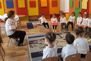 Opt grădiniţe de stat, deschise permanent în vacanţă