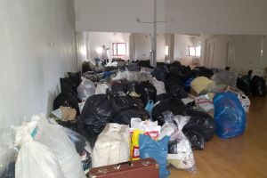 Fă şi tu o faptă bună! Cum poţi dona alimente şi haine pentru persoanele sinistrate