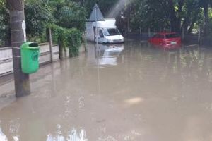 Cluj: Maşini aproape acoperite de apă pe strada Alexandru Borza - FOTO