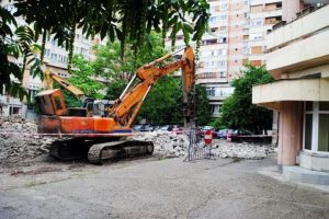 150 de locuri de parcare vor fi amenajate pe amplasamentul fostei ruine din şanţul Cetăţii