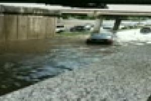 BMW ”înecat” sub podul din Mărăşti spre Terapia - VIDEO