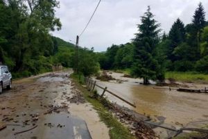 Drum blocat la ieşirea din Tulgheş spre Neamţ