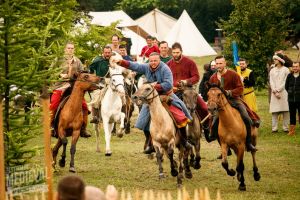 Ediţia de anul acesta a Festivalului Medieval al Cetăţii a adunat 38.000 de participanţi (FOTO)