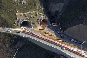 Autostrada Sibiu – Piteşti: Lucrările „îngheţate” până la emiterea Acordului de Mediu, de teama unor noi „tuneluri pentru urşi”