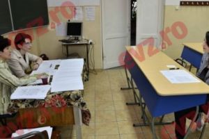 CE RUȘINE! Profesoară, PRINSĂ cu telefonul mobil în LENJERIA INTIMĂ. Încerca să COPIEZE la examenul de titularizare
