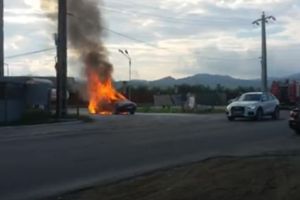 O maşină a luat foc într-o staţie de carburant
