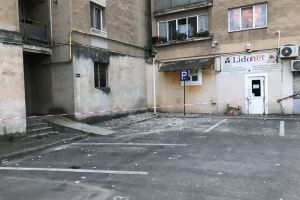 Maşini avariate de tencuiala desprinsă de pe bloc