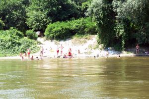 Specialiştii în sănătate publică recomandă evitarea scăldatului în râuri şi lacuri