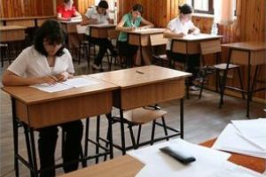 Ministerul Educaţiei vrea majorarea cu 70 de lei a sprijinului financiar „Bani de liceu”