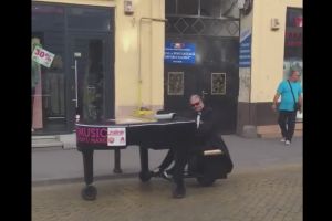 VIDEO. Cu pianul în trafic, în centrul Sătmarului! Cum se promovează un festival de succes