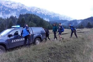 Şase adolescenţi rătăciţi în masivul Piatra Craiului salvaţi de jandarmii montani (Foto)