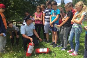 Pompierii, prezenţi în mjlocul copiilor din tabăra de pictură