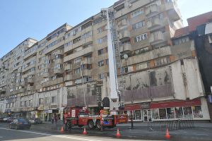 Pompierii au fost chemaţi din nou la blocul „coşcovit” din centrul Bacăului