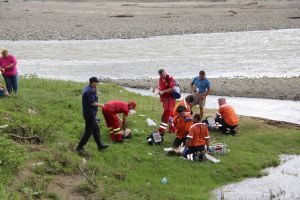 Două surori, în vârstă de 13 şi 16 ani, au fost înghiţite de apele râului Moldova