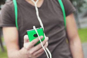 Trafic de date de 7.000 de euro, pe telefon, la o comună din Caraş Severin