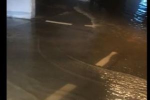 Parcarea publică din spatele Primăriei Cluj-Napoca, INUNDATĂ după ploaia de joi. Cum e posibil aşa ceva? - VIDEO