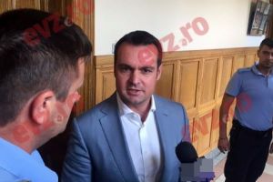 VIDEO INCREDIBIL! Ce a făcut primarul din Baia Mare, Cătălin Cherecheş la Tribunalul Cluj. Premiu pentru literatură...