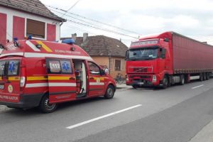FOTO – Ciclist acroşat de un TIR în Șura Mică