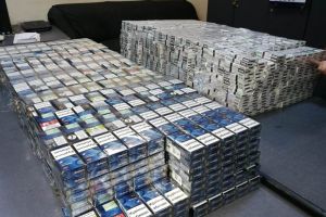 FOTO. Cetăţean maghiar lăsat fără maşină în Halmeu. Autoturismul, burduşit cu ţigări