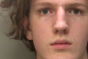 ELEV în vârstă de NUMAI 17 ani, condamnat la 4 ANI de închisoare după ce aruncat cu BOMBE DE FOC PE AUTOSTRADĂ