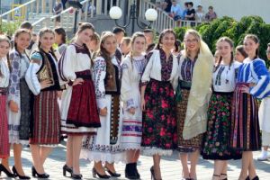 GALERIE FOTO: Frumuseţea portului popular admirată la „Zilele Reghinului”