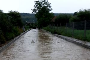 Bani de la Guvern pentru refacerea infrastructurii afectate de inundaţii în Bistriţa şi 11 comune